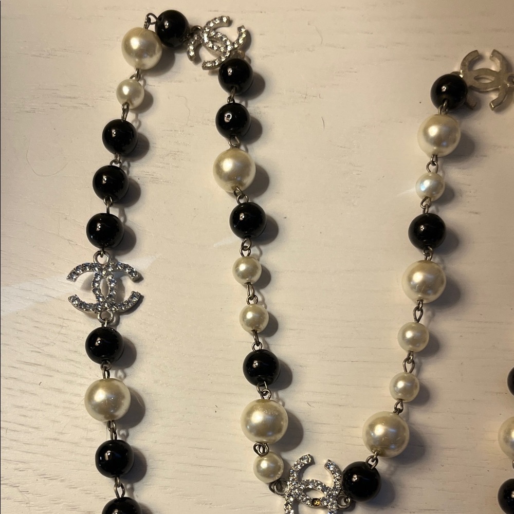 CHANEL Black and Cream Pearl Necklace